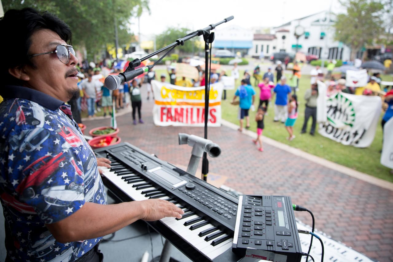 Miguel, un cantante de la comunidad, entretiene a los asistentes a la concentración.