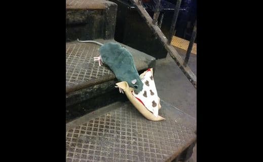 Artista de Brooklyn hace réplica de la "pizza rat"