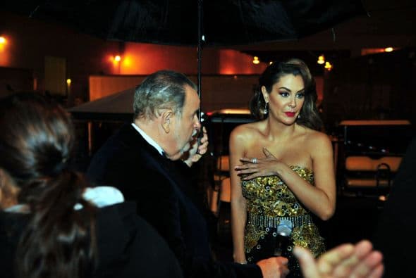 La bellísima Ninel Conde es otra de las inigualables estrellas. ¿Qué hace por ahí 'El Gordo'?