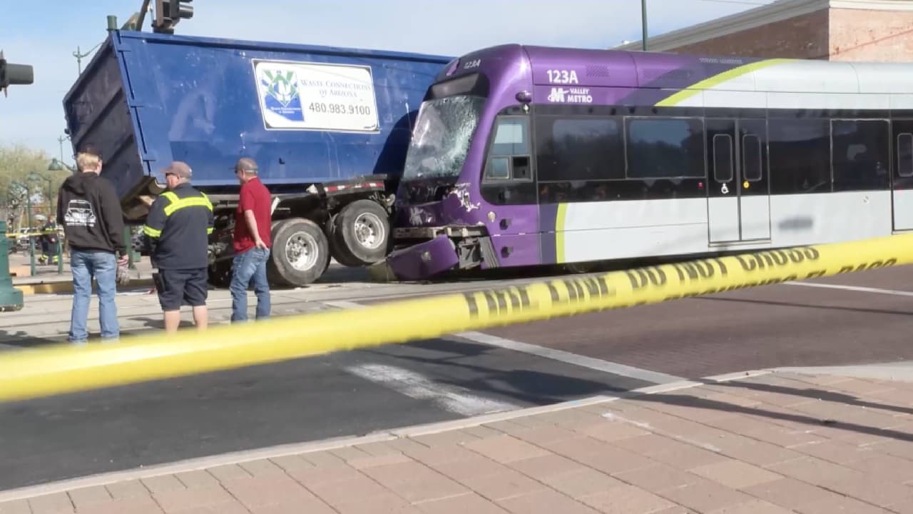 Autoridades mantuvieron la zona cerrada hasta pasadas las 5:00 p.m. para poder recabar información y determinar las causas del accidente con el fin de deslindar responsabilidades.