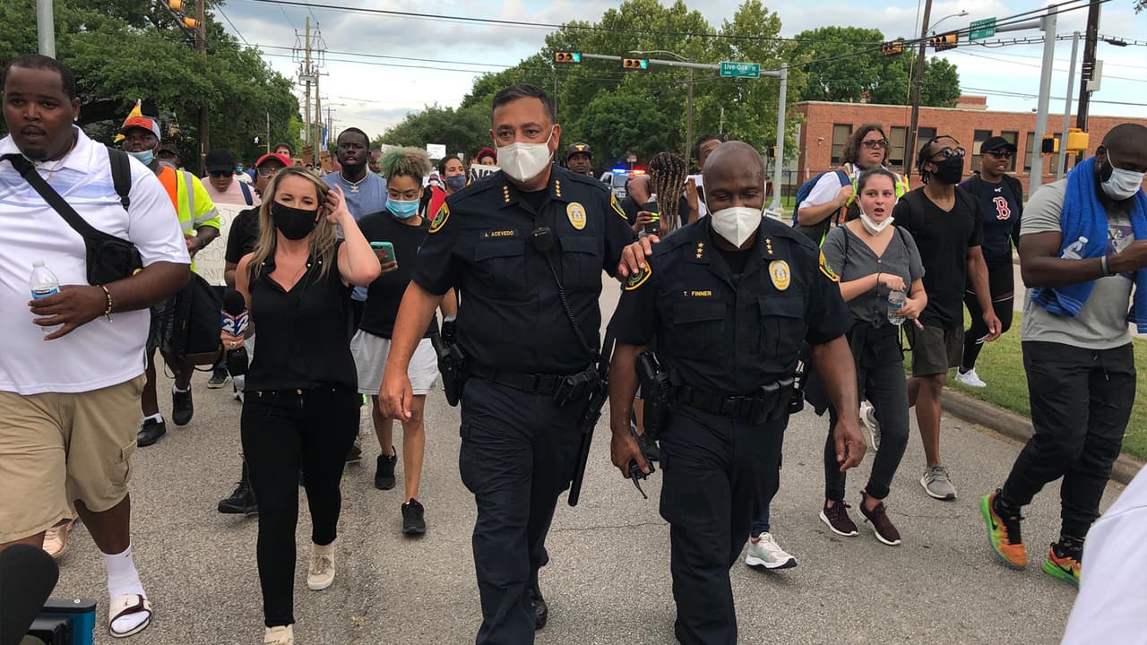 El jefe de la policía de 
<a href="https://www.univision.com/temas/houston">Houston</a>, Art Acevedo, junto a su asistente ejecutivo, Troy Finner, caminaron junto a los manifestantes el sábado por la muerte de 
<a href="https://www.univision.com/local/houston-kxln/realizan-una-vigilia-en-houston-como-homenaje-a-george-floyd-fotos">George Floyd. </a>