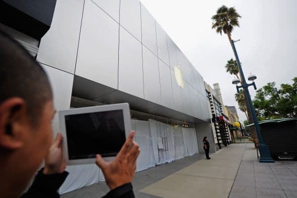 En la Apple Store de Georgetown, cerca de la capital estadounidense, Washington, las cortinas permanecieron cerradas para prevenir miradas externas. Un cartel blanco en la puerta anunciaba un cierre de tres horas sin explicar el motivo.