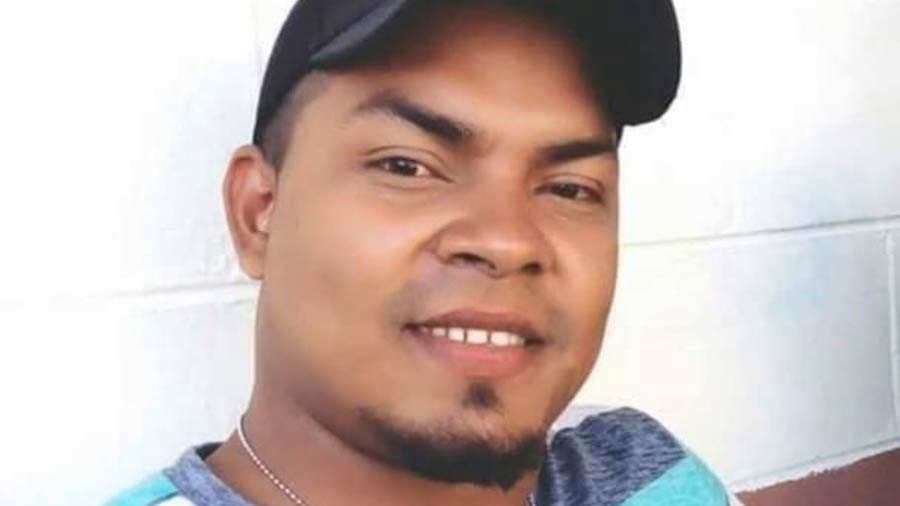 Les dijeron que falleció de covid-19, pero cuando abrieron el ataúd estaba esposado y con signos de tortura