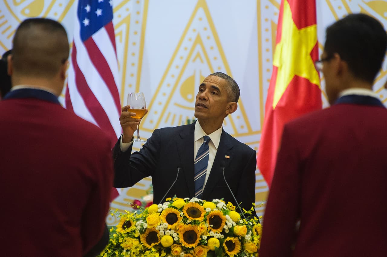 El presidente Obama propone un brindis durante el almuerzo de estado en su visita a Hanoi. El mandatario estadounidense elogió "el fortalecimiento de los lazos" entre los Estados Unidos y Vietnam.
