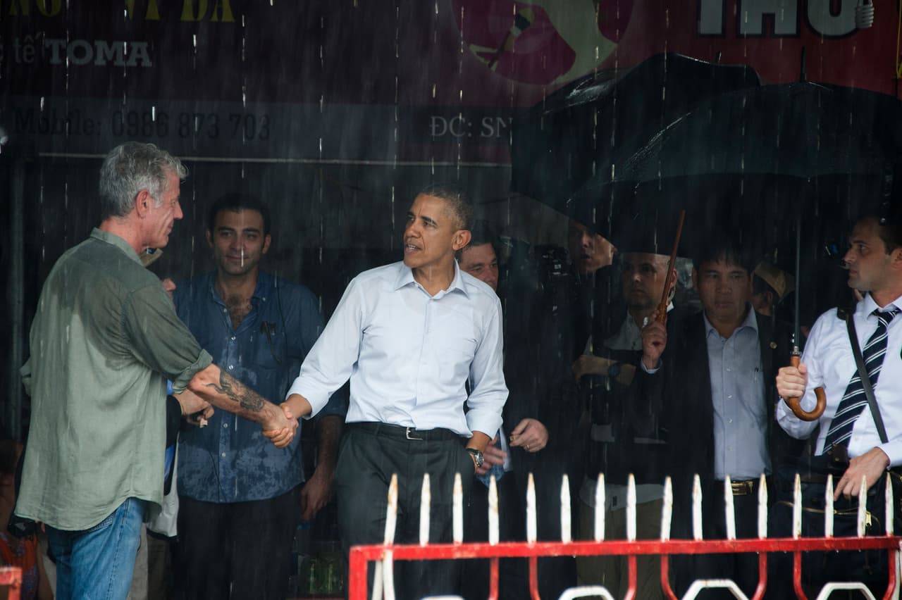 El presidente Obama se despide de Burdain luego de recorrer el distrito comercial de Hanoi.