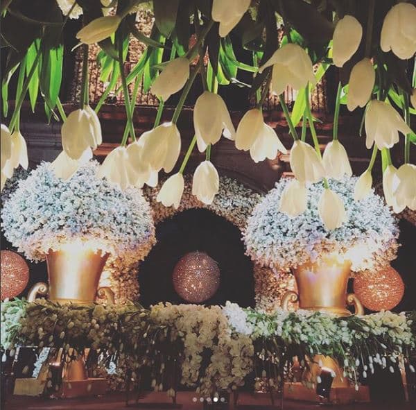 El arreglo de las flores estuvo a cargo de Alfonso Helfon, un importante 
<i>wedding planner </i>mexicano.