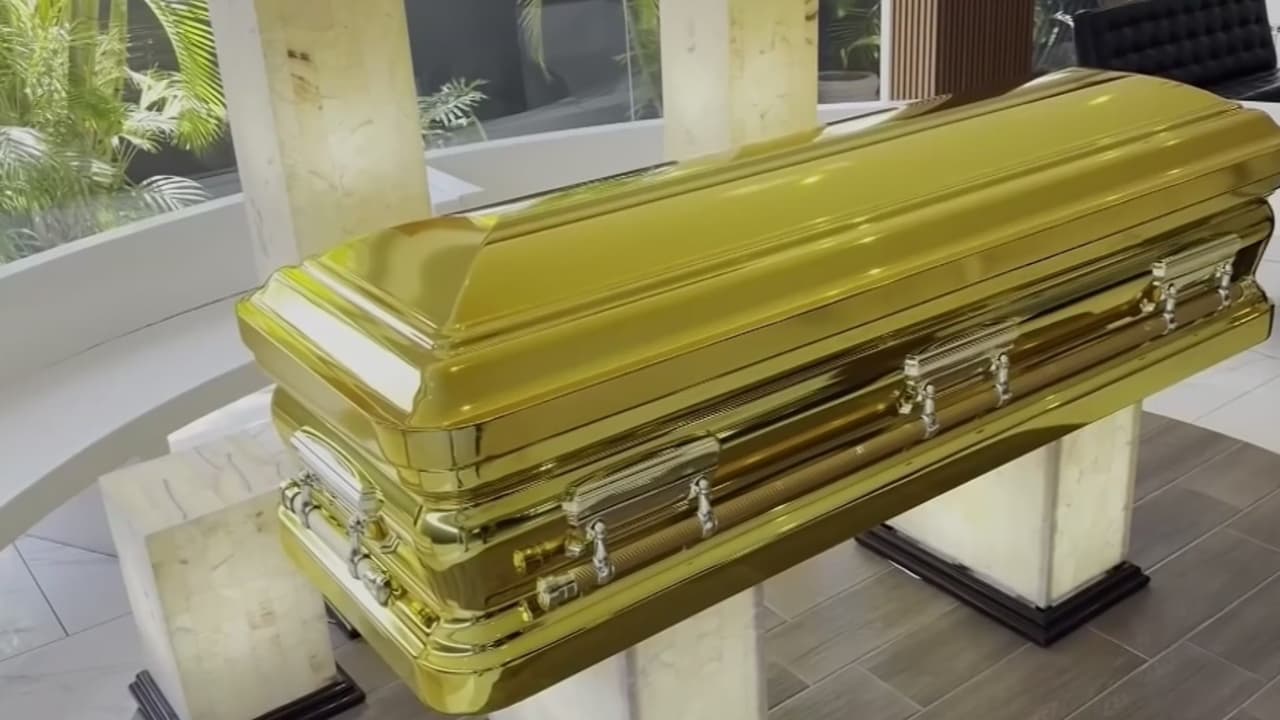 En México se ofrecen narcoataúdes de acero dorado en funerarias