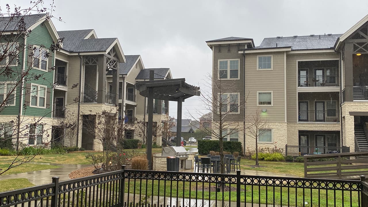 Autoridades recomiendan a los residentes permanecer en casa por el peligro que supone conducir en carreteras con hielo.