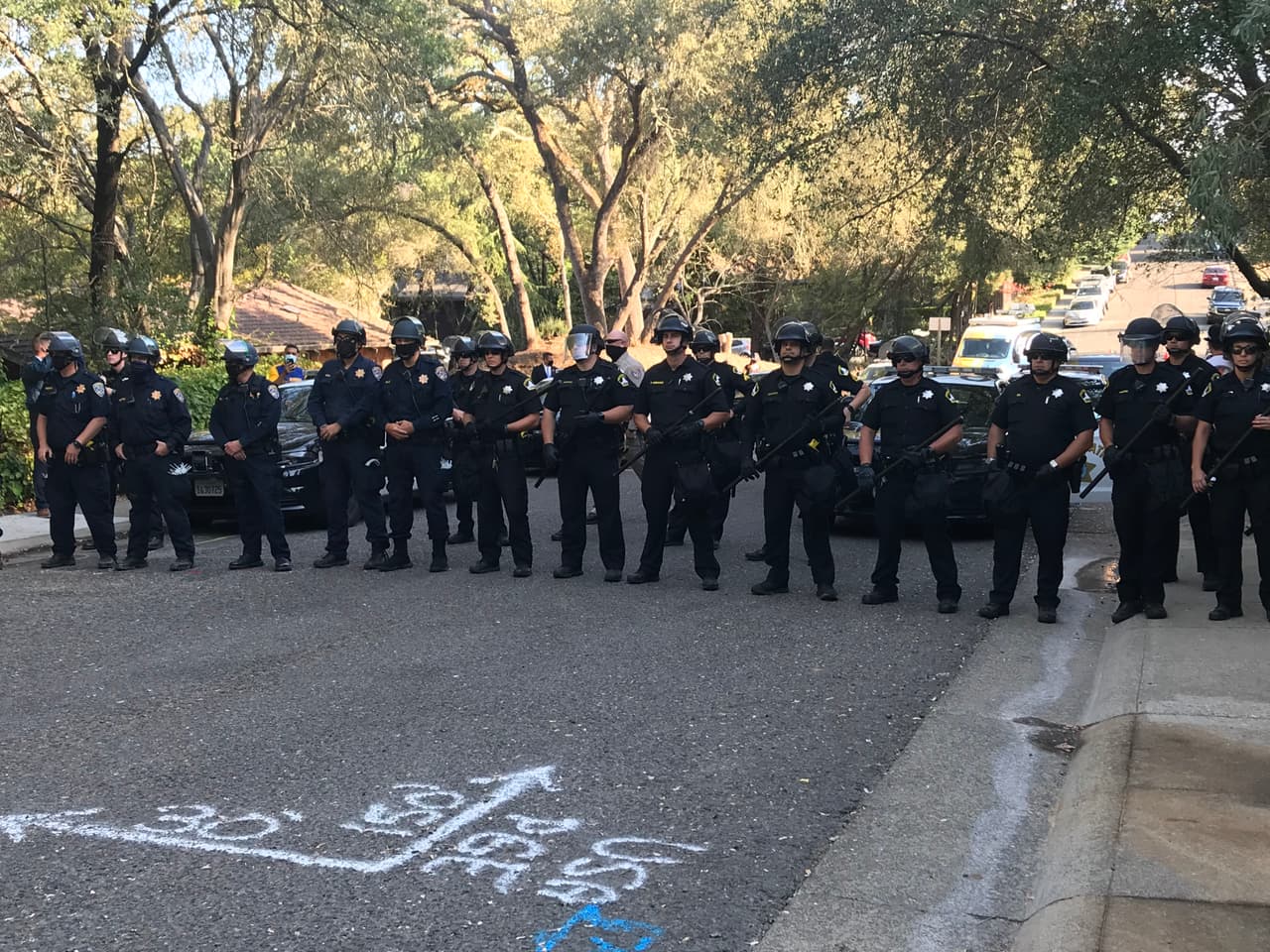 Los protestantes fueron monitoreados por oficiales, incluyendo los de la Patrulla de Caminos, quienes están encargados de proteger a miembros de gobierno. Los manifestantes también pedían que el gobierno estatal deje de colaborar con agencias federales sobre las detenciones de inmigrantes indocumentados.