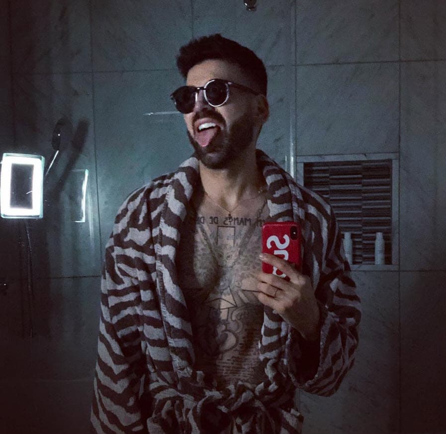 "Al paso del tiempo hice varias cosas, hasta que en vez de trabajar en un salón estuve en una compañía muy grande en fashion shows. Después vinieron las celebridades y llegué a Estados Unidos a los 21 años", reveló a 
<a href="http://www.tvynovelas.com/us/en-exclusiva/17/10/25/jomari-goyso-paso-campo-television/">TVyNovelas</a>.
<br>