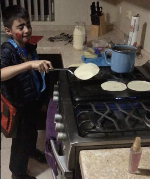 En casa todos hacen labores domésticas: "Mi mamá me está enseñando a cocinar".