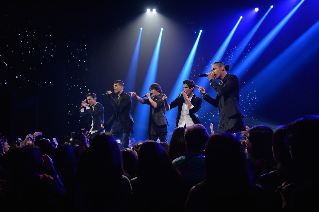 We all love CNCO! Eric, Zabdiel, Christopher, Joel y Richard cantaron sus éxitos "Tan fácil" y "Quisiera", si te perdiste la presentación
<a href="http://www.univision.com/shows/la-banda/cnco-regreso-a-la-banda-y-canto-tan-facil-y-quisiera-video" target="_blank"><b>aquí </b></a>la puedes ver una y otra vez.