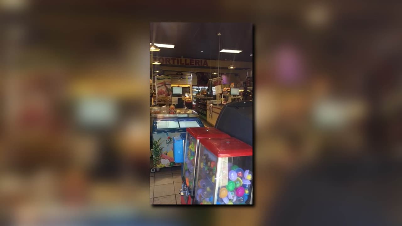 Testigos dijeron que los agentes estaban interrogando a empleados en el interior de la tienda y hasta tomando fotos.