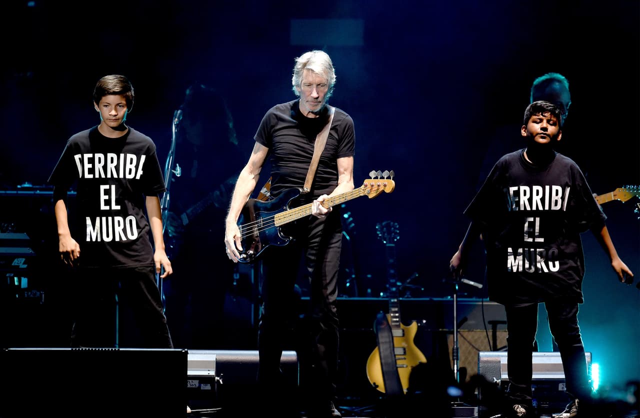 Roger Waters fue el más reivindicativo, arremetió contra el candidato republicano Donald Trump y el muro que plantea hacer en la frontera con México sacando.