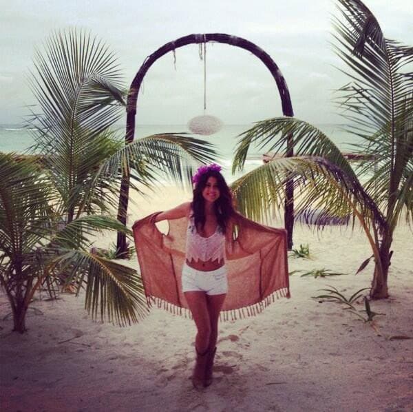 Comenzó como modelo de comerciales, pues su estatura no la ayudó para desfilar por las pasarelas, pues solo mide 1.64 metros.