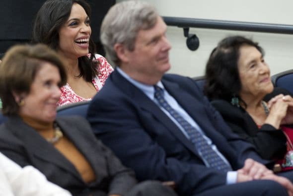 Parece que la presentación incluyó bromas pues vimos a Rosario muy alegre y jovial.Mira más del séptimo arte.