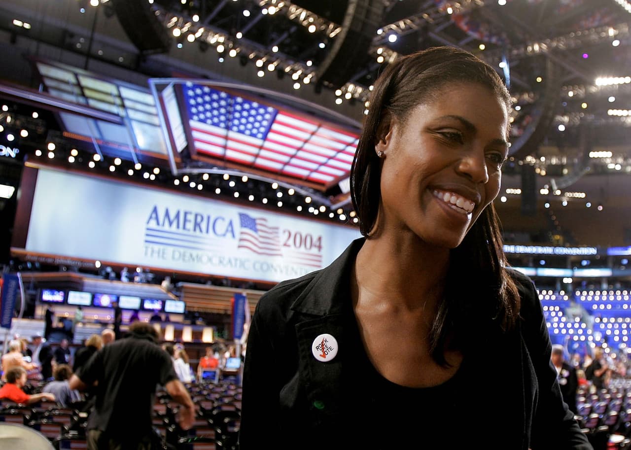 Es cristiana devota y trabajó para el ex vicepresidente demócrata Al Gore. "He sido muy elocuente sobre el hecho de que había sido demócrata toda mi vida. Como afroamericana, eso es lo que tendemos a hacer. Los afroamericanos son leales al Partido Demócrata, pero desafortunadamente el partido Demócrata no es leal a ellos", 
<a href="https://www.nytimes.com/2016/10/30/magazine/omarosa-manigault-changed-parties-for-trump.html">dijo Manigault al diario New York Times en 2016.</a> En la fotografía Omarosa Manigault en la Convención Nacional del partido Demócrata en Boston, Massachusetts, en julio de 2004.