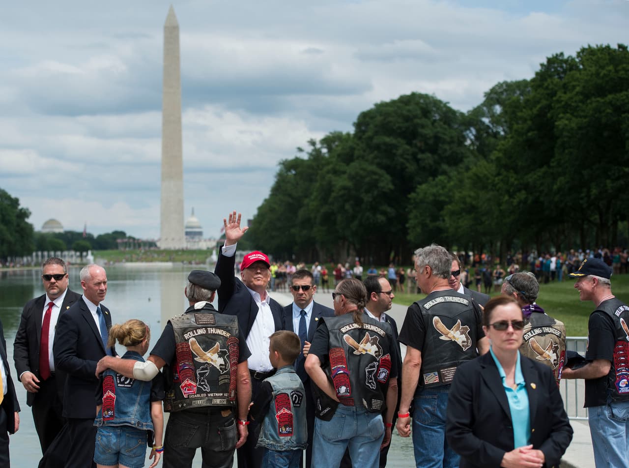 "Pensé que esto iba a ser como Martin Luther King con gente en fila desde aquí al Monumento a Washington, pero desafortunadamente no les han permitido entrar", se quejó el candidato sobre las restricciones de seguridad.