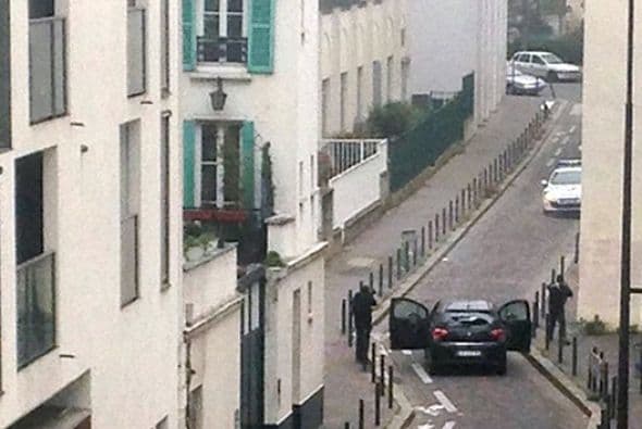 Los hombres arribaron al boulevard Richard-Lenoir, en el distrito 11 de la capital francesa, donde se ubican las oficinas de la revista.