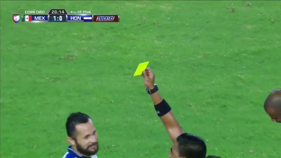 Tarjeta amarilla. El árbitro amonesta a Alfredo Mejia de Honduras