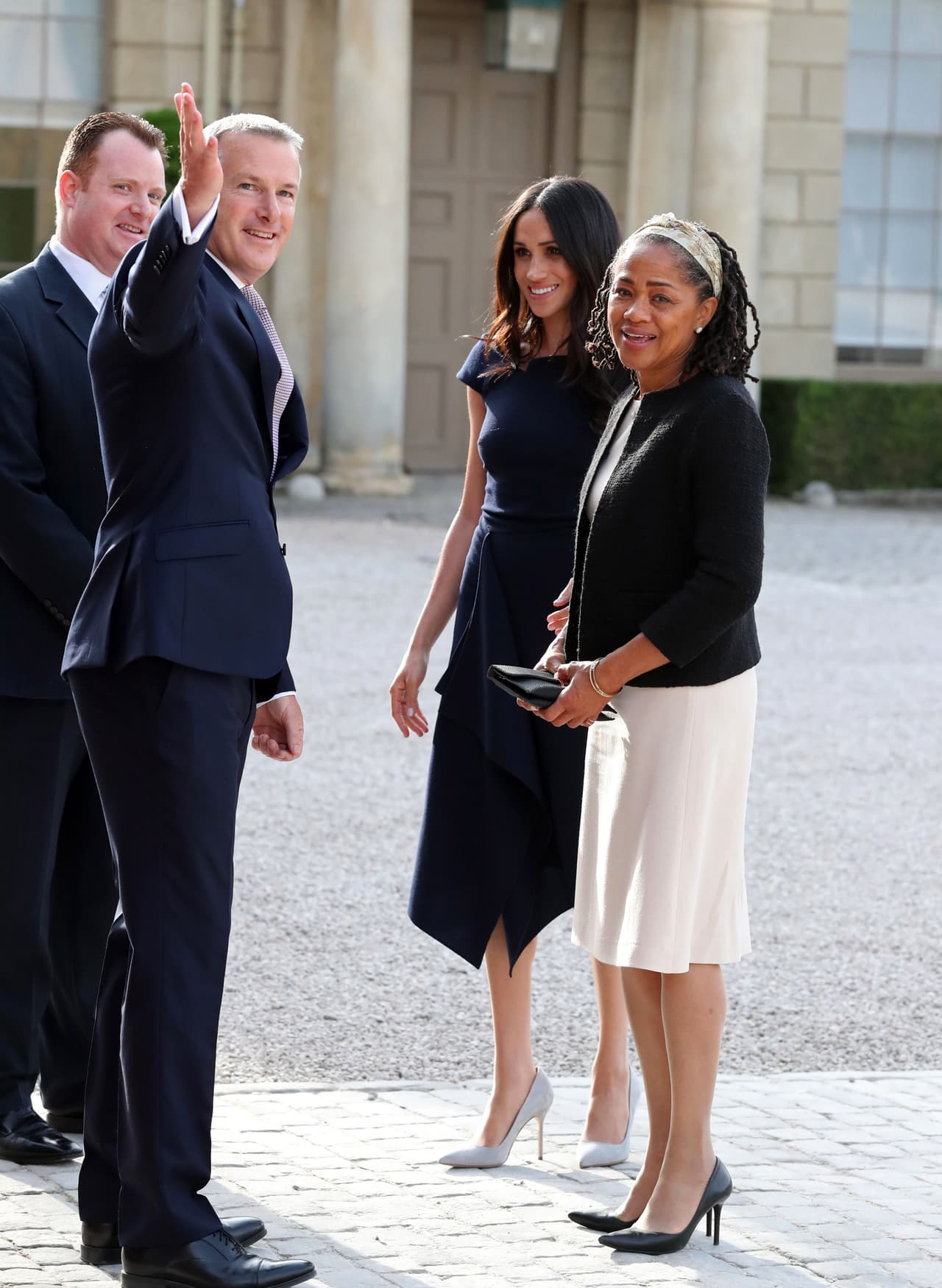 Poco después de haber tomado el té con la reina Isabel II, este viernes la actriz Meghan Markle y su mamá, Doria Ragland, fueron recibidas en el 
<b><a href="https://www.clivedenhouse.co.uk/?utm_source=google&utm_medium=Local">hotel Cliveden House</a></b>, localizado en Taplow, a 30 minutos del castillo de Windsor donde está la capilla San Jorge, en la que contraerá matrimonio con el príncipe Harry.