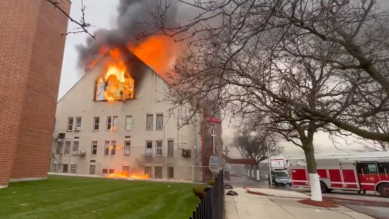 El fuego, que 
<b>comenzó el 15 de abril </b>a unas horas de haber concluido los servicios de viernes Santo, ocasionó daños evidentes en el lugar.