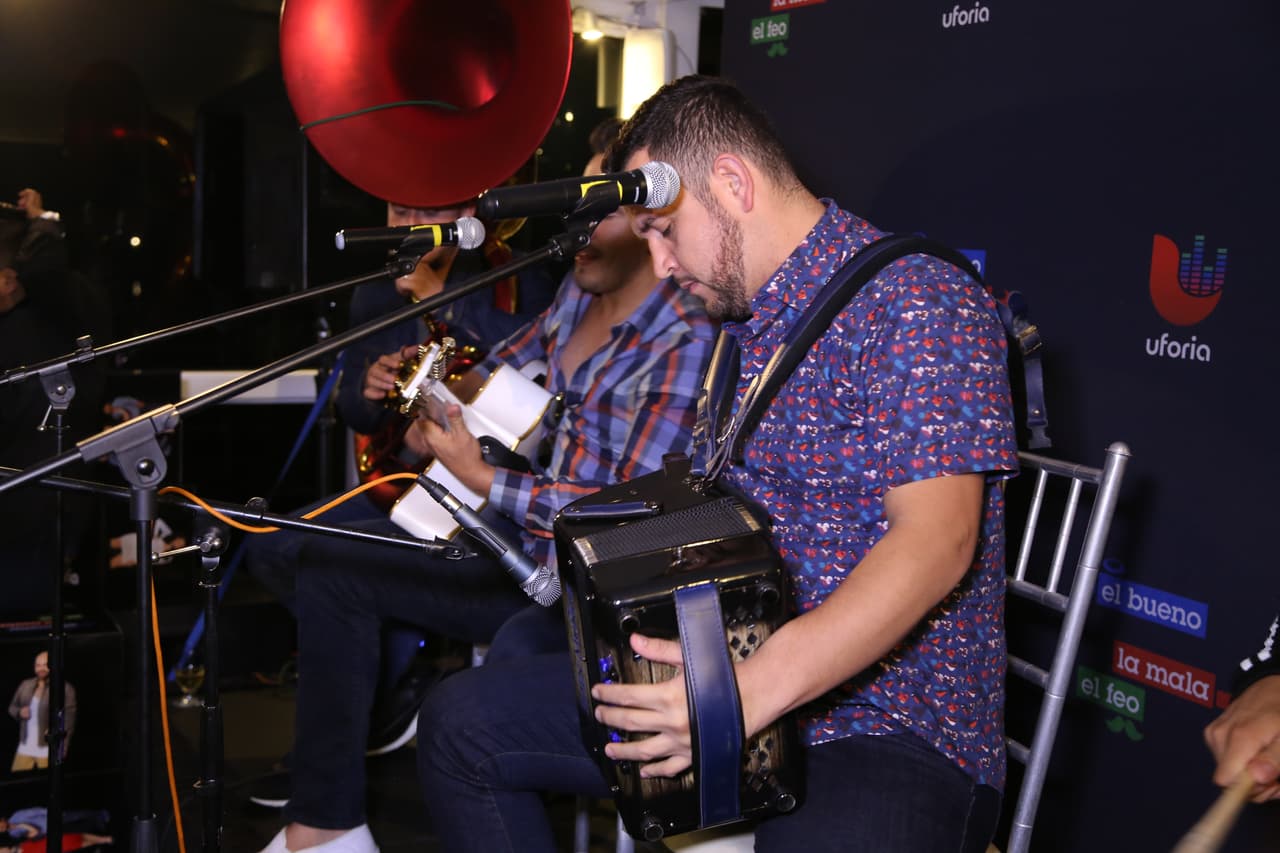 Raúl 'El Pelón', Carla Medrano y El Feo premiaron a sus oyentes con una noche inolvidable al lado de Calibre 50 en un bote privado.