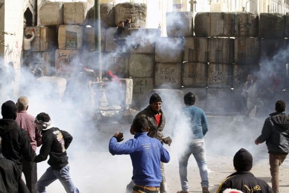 El Ministerio explicó que algunos manifestantes tiraron cócteles molotov y piedras contra los policías cerca de un muro levantado en la céntrica calle Qasr el Aini, que conduce a la plaza, lo que llevó a los policías a utilizar gases lacrimógenos para dispersar a los agresores.