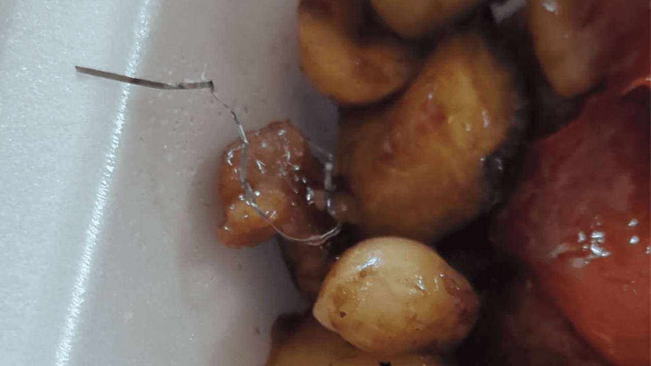 Hispano dice que casi traga un alambre que encontró en su comida de un restaurante conocido