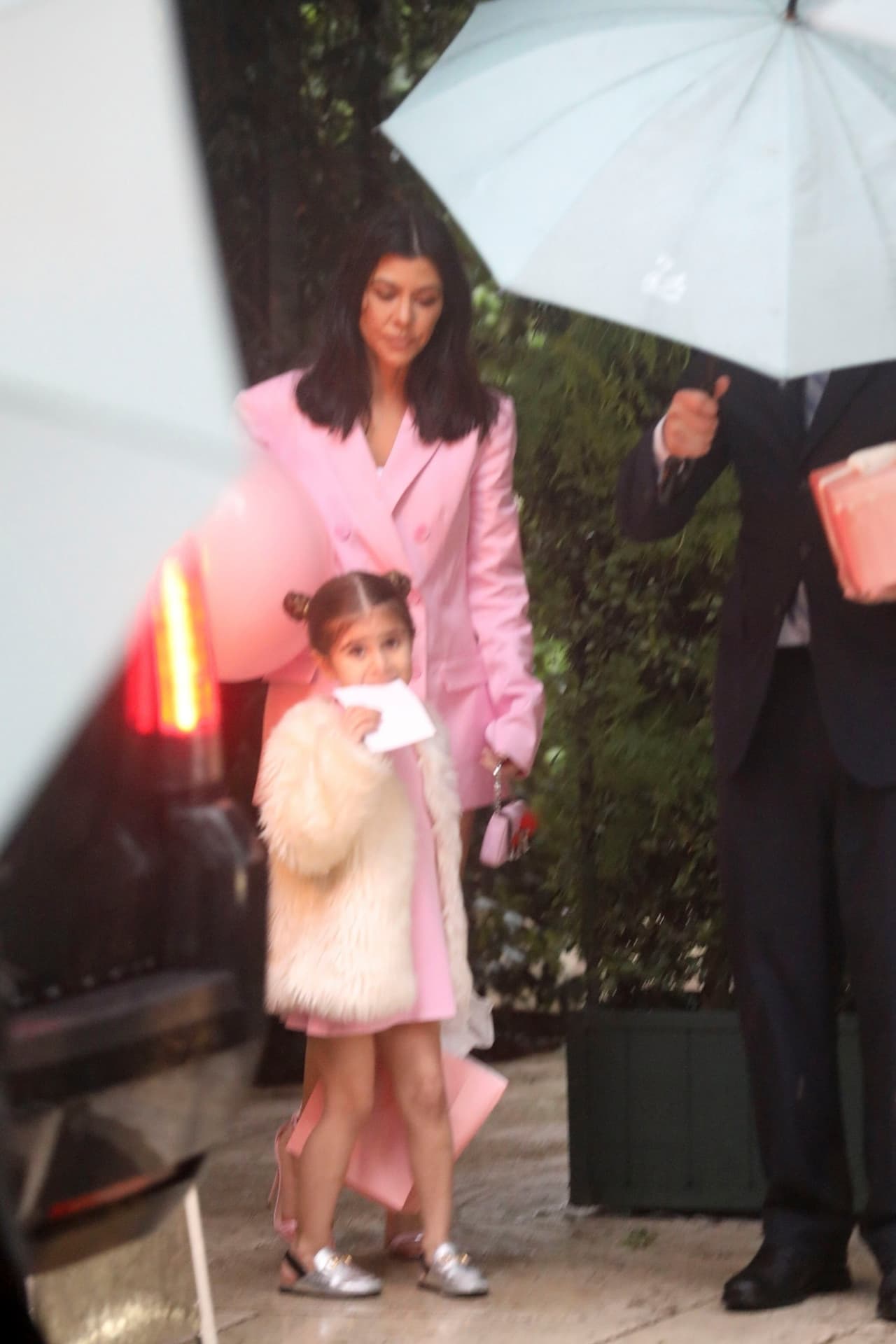 Kourtney Kardashian, la mayor de los hijos de Kris Jenner, llegó a la fiesta en compañía de su hija, Penelope Scotland Disick, de 5 años.