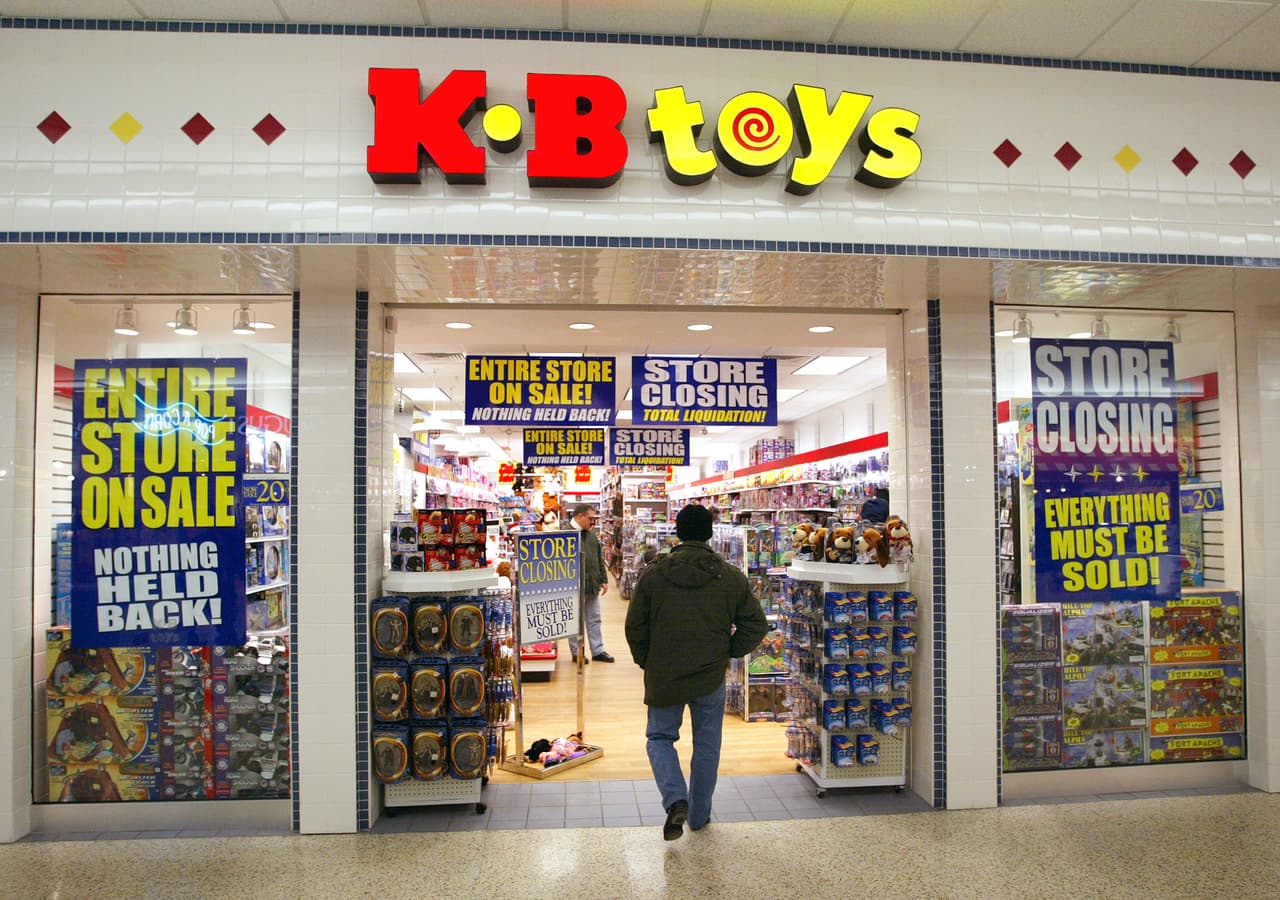 <b>KB Toys</b> anunció en el 2004 que cerraría 375 tiendas en todo el país.