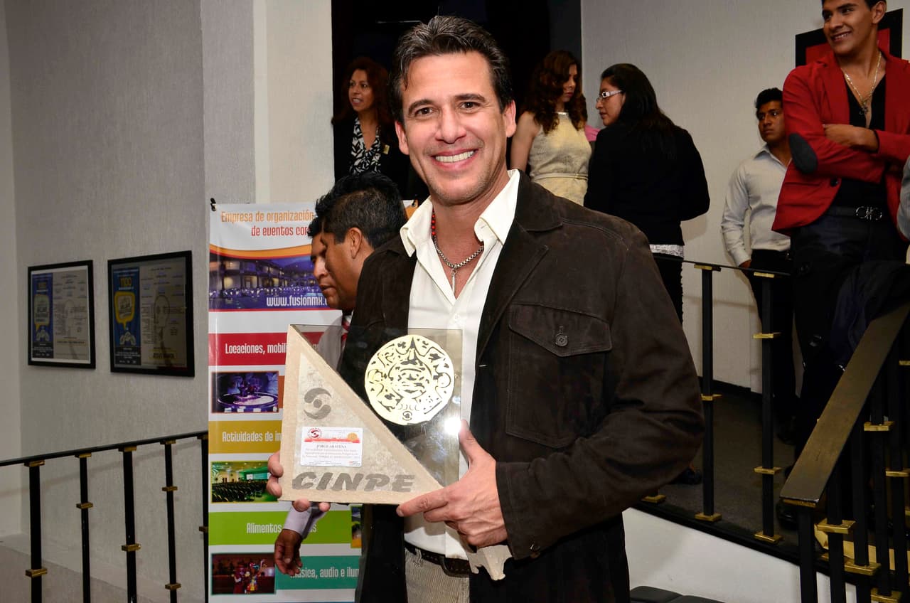 En ese mismo año participó en 'Una familia con suerte', en esta novela dio vida a 'Sebastián', un hobre bueno que intentó conquistar a 'Pina' (
<b><a href="http://www.univision.com/temas/daniela-castro">Daniela Castro</a></b>).