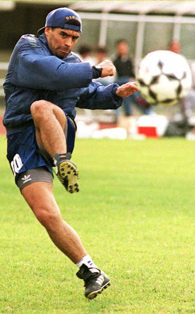 Diego entrenando en Seúl para regresar a las canchas tras la sanción impuesta por la FIFA debido a temas de dopaje. El partido fue entre Boca Juniors y el combinado de Corea del Sur.