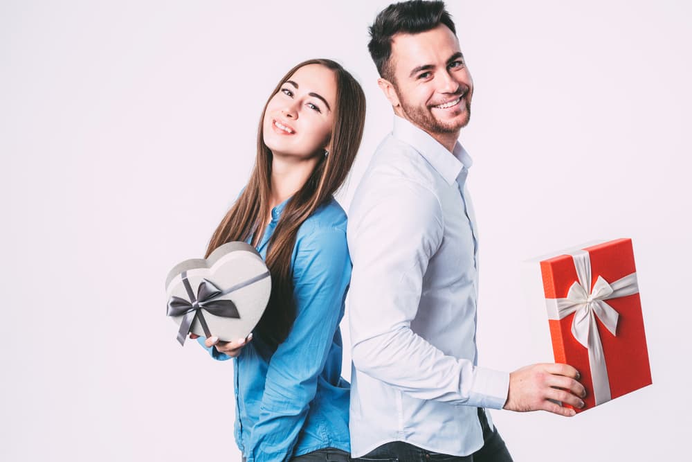 <b>GÉMINIS</b>
<br>Pueden ser otro signo complicado por su naturaleza voluble y dual, así que encontrarles algo que les guste puede ser un riesgo. Con música, libros o tecnología los puedes mantener muy felices, así como algo que les despierte su imaginación y creatividad. Boletos para el concierto de alguna banda favorita, una tableta, una guía de viajes...