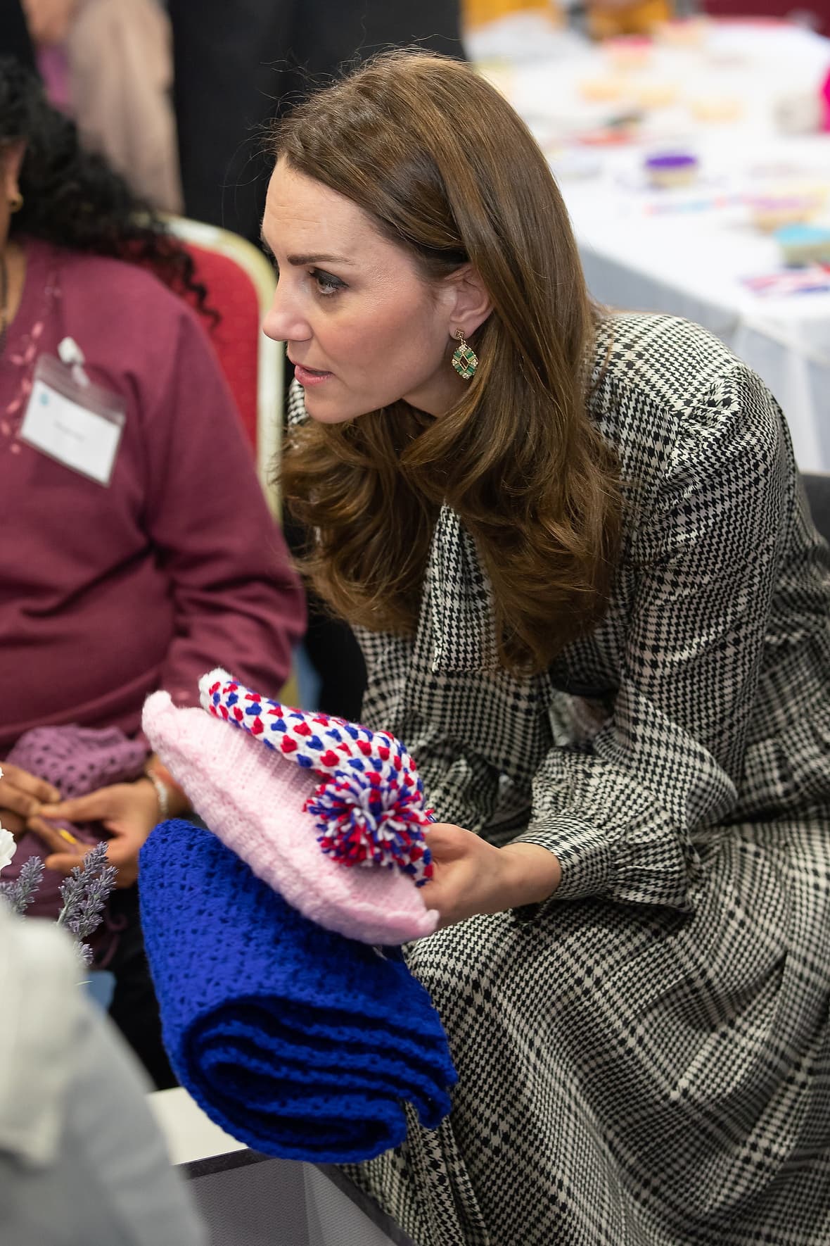 El diario británico reseñó que la duquesa también conversó con un grupo de abuelos y abuelas acerca de sus intentos fallidos para tejerle una cálida prenda a su hijo George.