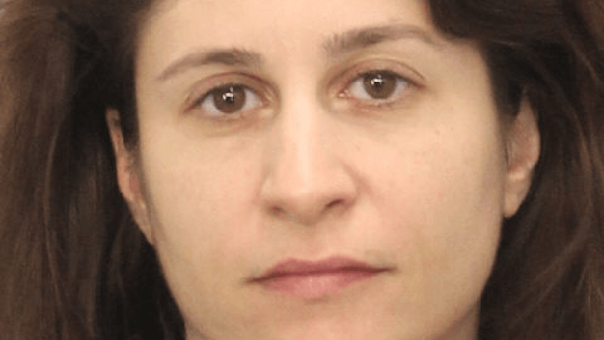 31 de marzo. Detienen a una madre por supuestamente hacer dulces de marihuana que su hija vendió en el colegio.Dos menores de una escuela secundaria de Coconut Creek tuvieron que recibir atención médica tras consumir gomitas que se cree que fueron distribuidas por una alumna. La madre de la estudiante fue enviada a la cárcel por supuestamente elaborar los dulces que contenían el principal constituyente psicoactivo del cannabis.