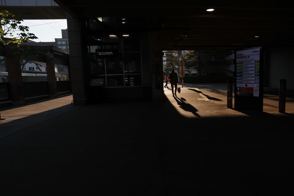 Las negociaciones para evitar que la semana comenzara con el 
<b>sistema del LIRR paralizado</b> se extendieron hasta altas horas de la noche del domingo, 17 de mayo, sin lograr un acuerdo. Así las cosas, 
<b><a href="https://www.univision.com/local/nueva-york-wxtv/trenes-desviados-y-tuneles-cerrados-agravan-crisis-del-lirr-mientras-crece-temor-por-una-huelga" target="_blank">los más de 250,000 pasajeros que a diario utilizan el sistema</a></b> han tenido que buscar otras alternativas para llegar, por ejemplo, a Manhattan, en pleno corazón de la ciudad de Nueva York.
<br>
<br>Y si llegar es un reto, ¿cómo pueden hacer para regresar a Long Island? El plan de emergencia que puso la MTA en vigor provee asistencia, aunque 
<b>en un horario limitado</b>.