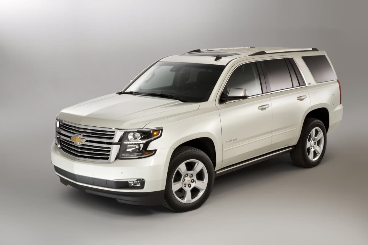 Las dimensiones de la Chevrolet Tahoe la hacen un vehículo muy demandado para el transporte ejecutivo, o grandes familias, pero al parecer Giovani Dos Santos, quien juega para Los Ángeles Galaxy, gusta de las prestaciones que esta SUV ofrece, especialmente su motor V8 de 5.3 litros de 355 caballos de fuerza. El precio de esta SUV arranca en 49,000 dólares.