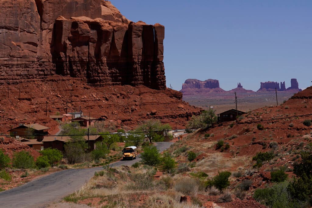 Desde el centro de visitantes se puede apreciar el mundialmente famoso panorama de
<b> Mitten Buttes y Merrick Butte</b>, uno de los lugares más fotografiados en el planeta.