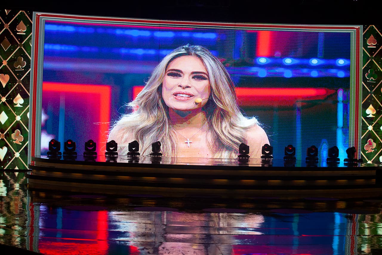 Lo primero que llama la atención es su enorme pantalla trasera.