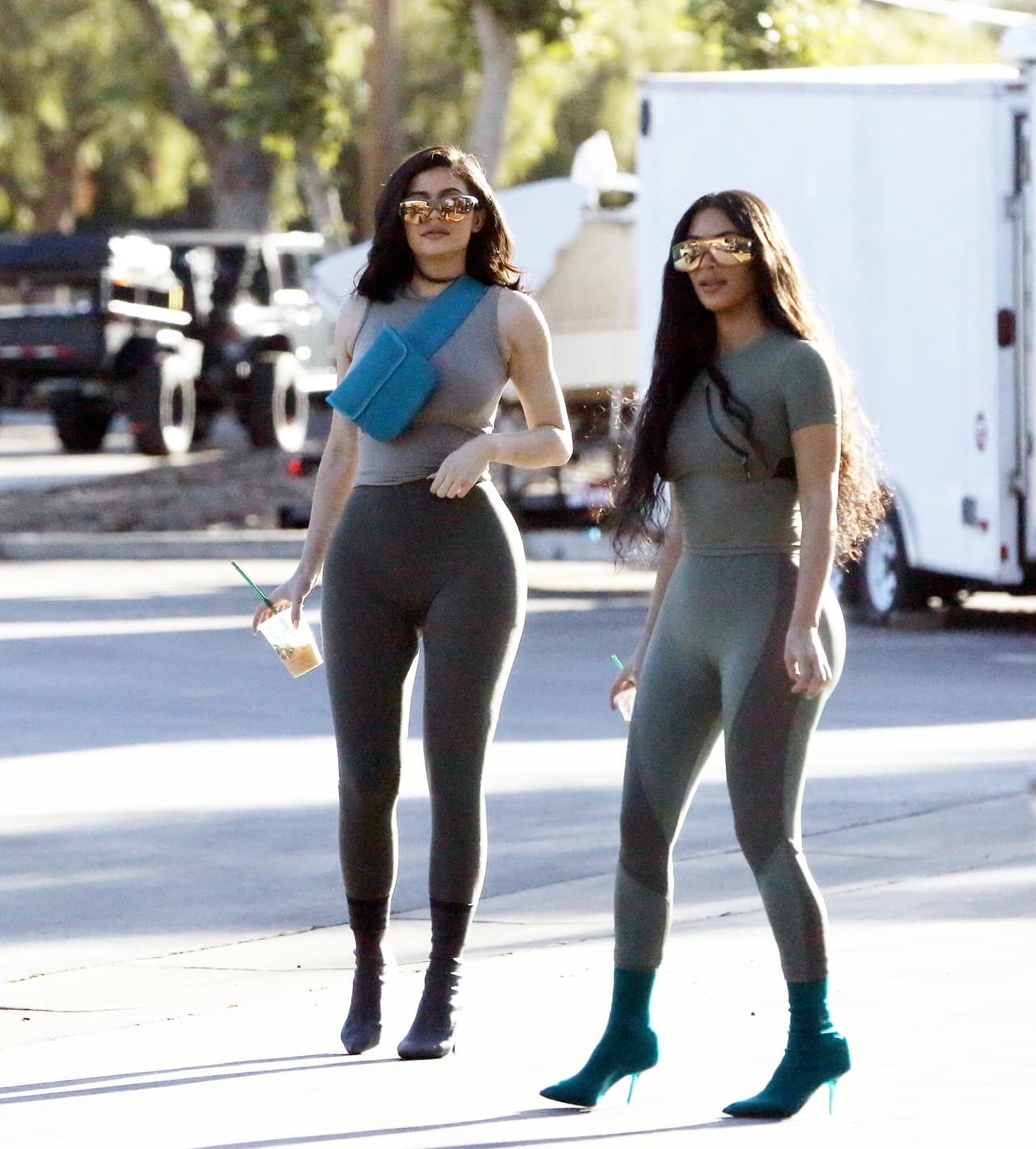 No es la primera vez que
<b><a href="https://www.univision.com/entretenimiento/los-looks-de-kim-kardashian-que-han-causado-sensacion-y-polemica-fotos">Kim Kardashian</a></b> toma las calles de Calabasas, en California, para lucir las piezas de la línea ropa y calzado de su esposo, el rapero
<b><a href="https://www.univision.com/entretenimiento/chismes/kanye-west-furioso-con-kylie-jenner-por-firmar-con-puma">Kanye West</a></b>.