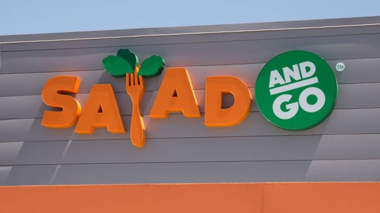 <b>Salad and Go no desaparece de Texas</b>, pero ya no es la marca que crecía sin freno. 
<br>El nuevo mapa es claro:
<b> Dallas–Fort Worth conserva la mitad de sus tiendas, mientras Houston, Austin y San Antonio se quedan sin ninguna.</b> 
<br>Para muchos clientes hispanos, esto significa reorganizar su rutina y 
<b>buscar nuevas opciones de comida rápida saludable.</b>