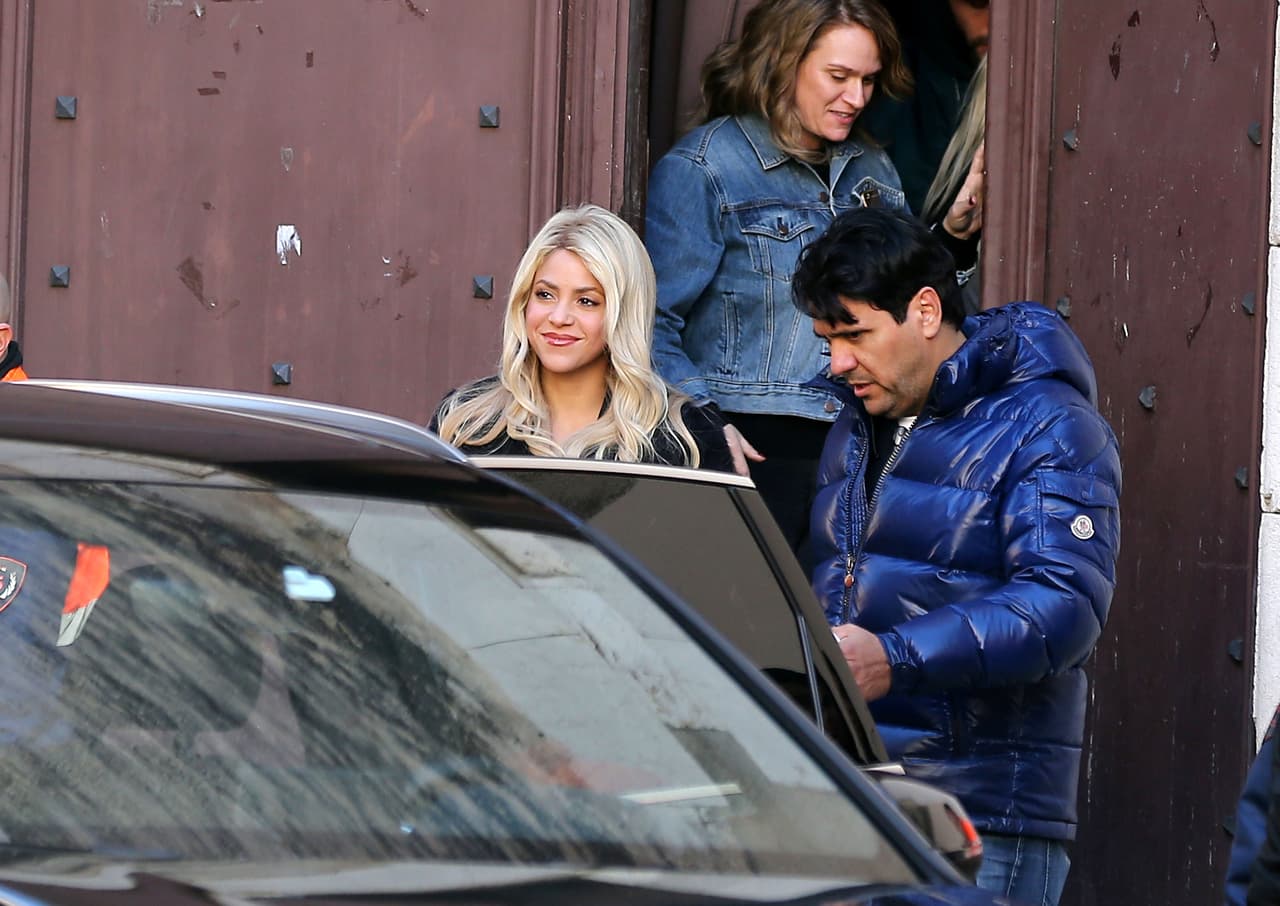 Photo © 2016 Solarpix/The Grosby Group Barcelona, November 30, 2016. Shakira shooting in the town "Vilanova i la Geltru", near Barcelona, a new commercial for Costa Cruises. The director is Jaume de Laiguana, who has been the director of the last videoclips and commercials of Shakira since she lives in Barcelona. Shakira films a commercial in Vilanova la Geltru in Barcelona,Spain. The Colombian singer looked great in a short skirt, strapped platform heels, and black gloves.