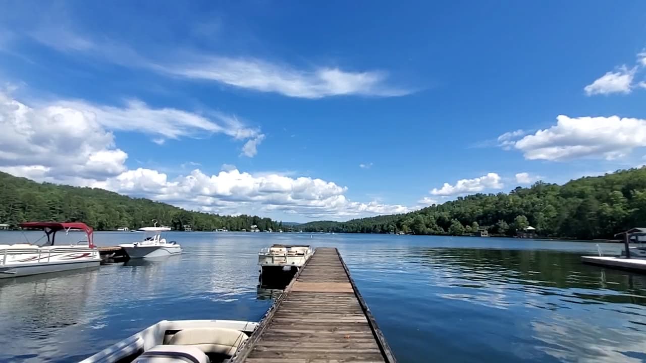 El parque está a las orillas de Lake Burton y ofrece varias opciones de diversión al pie de las montañas Blue Ridge.