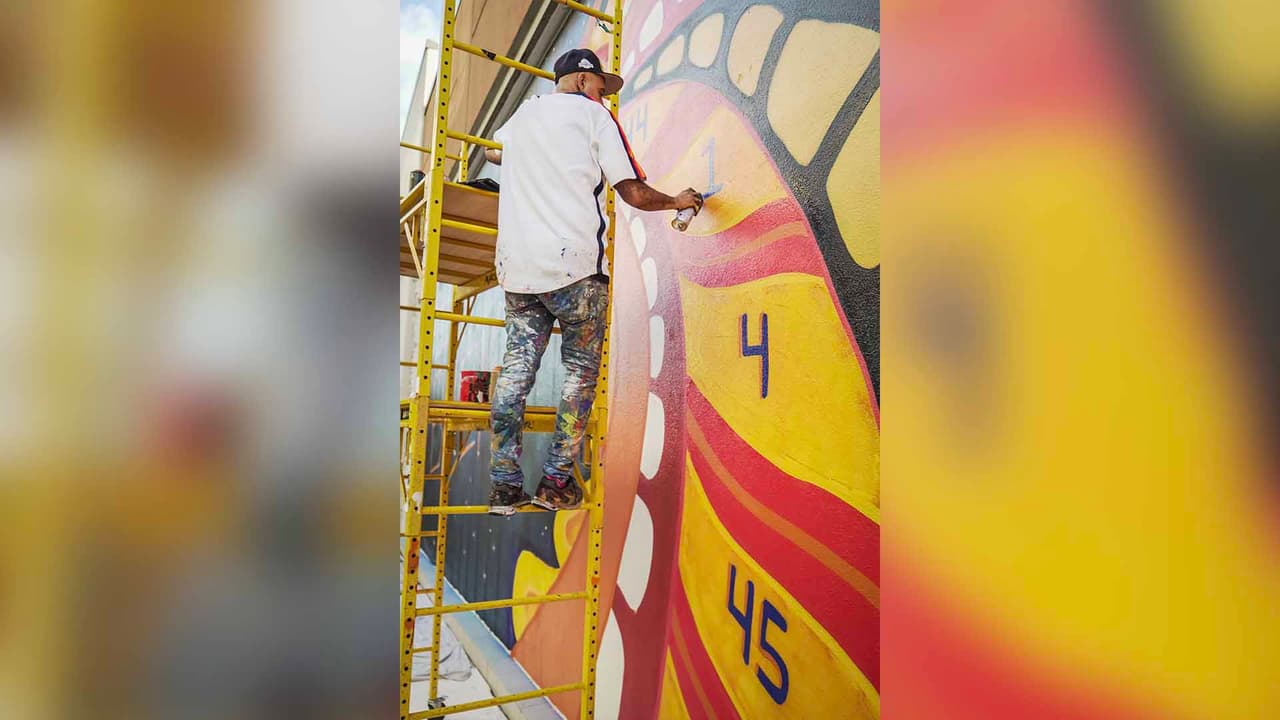 El mural fue pintado en el Pearland Town Center, al sur de Houston.