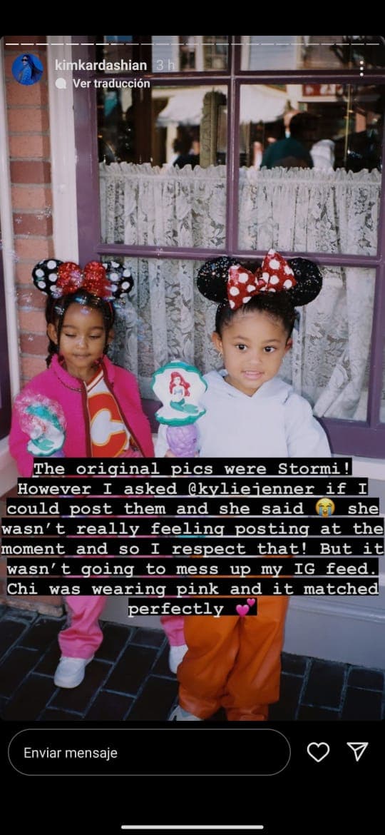 “¡Las fotos originales (de Disneylandia) eran de Stormi! Sin embargo, le pregunté a Kylie Jenner si podía publicarlas y me dijo que no tenía ganas de publicar en este momento, ¡así que lo respeté! Pero no iba a estropear mi feed de IG. Chi iba de rosa y combinaba perfectamente”, indicó.
<br>