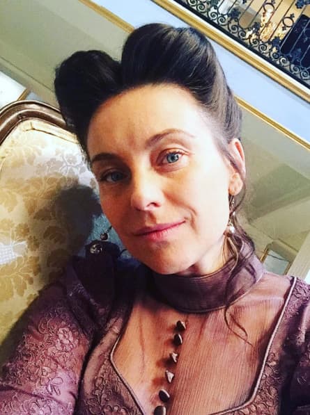 Desea que su esposo se convierta en el director del hotel.