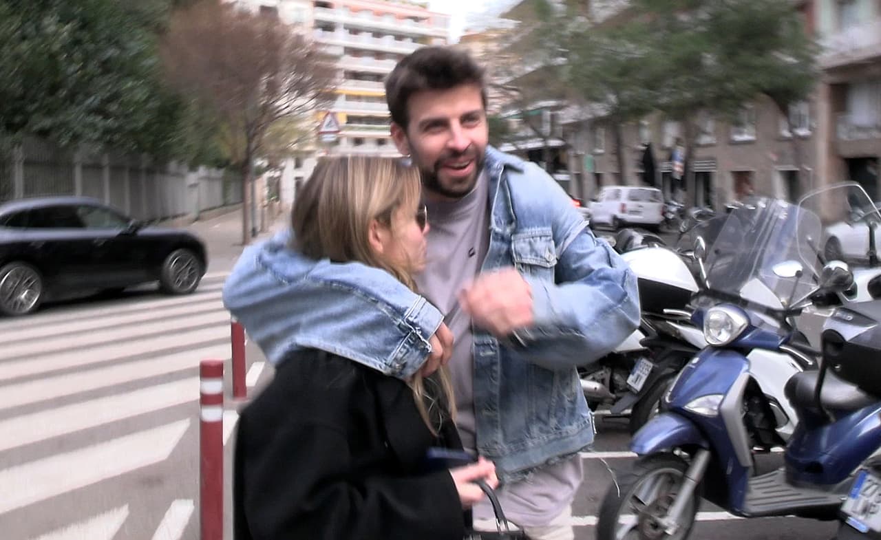 "Ha estado muy bien, la verdad. 
<b>La hemos pasado bien</b>", contestó Piqué entre risas mientras su novia también se reía. 
<br>