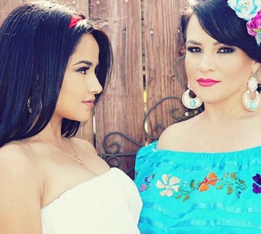 3. Fuera de los escenarios ama estar con su familia, su mamá es uno de sus grandes apoyos y así lo ha compartido en redes sociales.