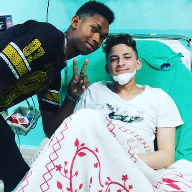 “Cuando vi el carro me tiré y no se si me dio el auto o las rocas”, contó el joven desde el hospital Boca Raton Regional. Luego, un cubano lo ayudó a salir del malecón pues resultó herido en su pierna izquierda.
<br>